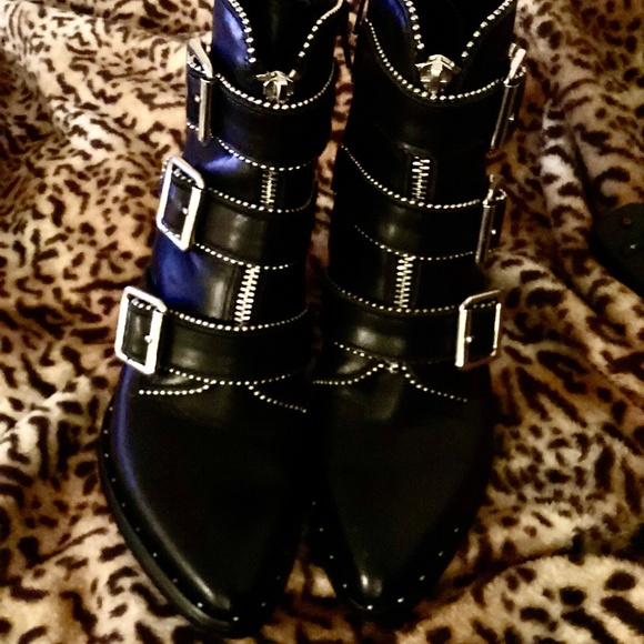 Cool Steve Madden Bootie with studs - Picture 1 of 3